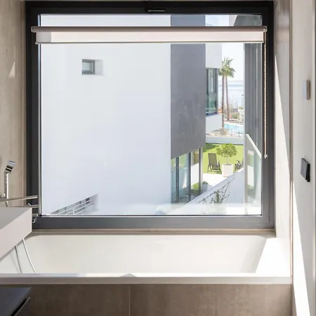 Sublime Maison Avec Acces Direct A La Et Jacuzzi Prive إِستيبونا